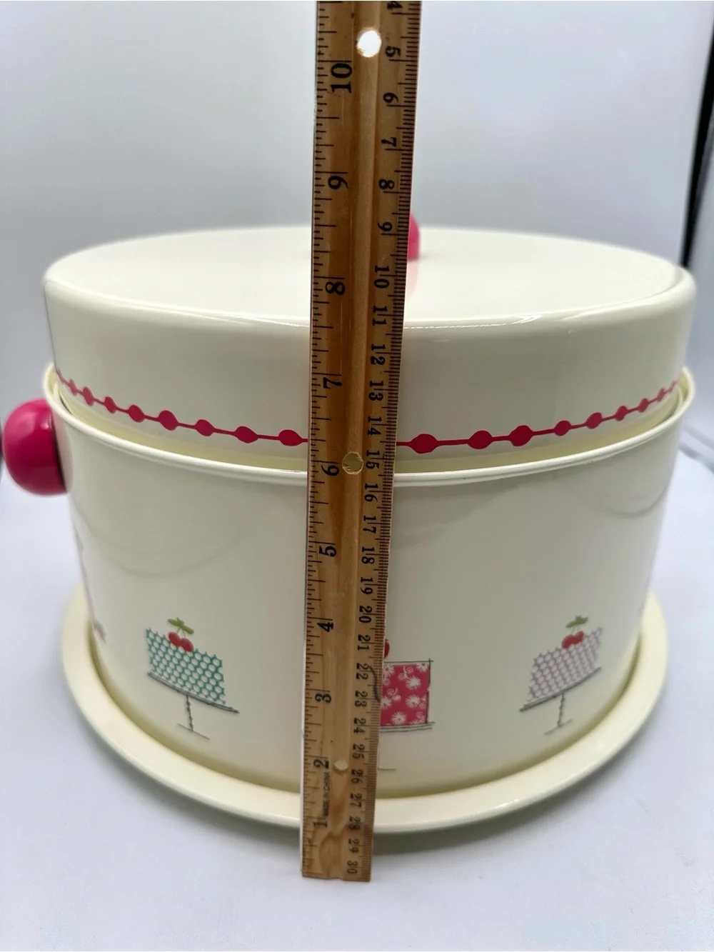 Enamel Tin Cake Saver/ Carrier. Retro Design. 4 pieces.